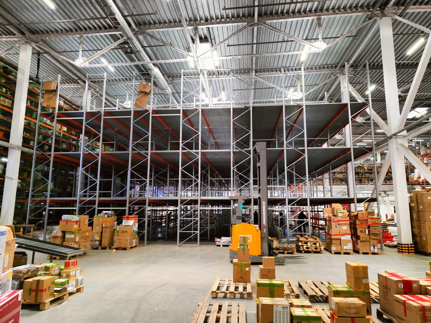 Мезонин на базе паллетных стеллажей